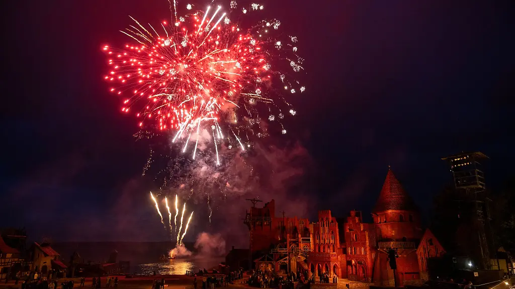 Darf-es-etwas-mehr-Pyro-sein-Bei-der-letzten-Vorstellung-der-Stoertebeker-Festspiele-wird-traditionsgemaess-eine-Schippe-draufgelegt