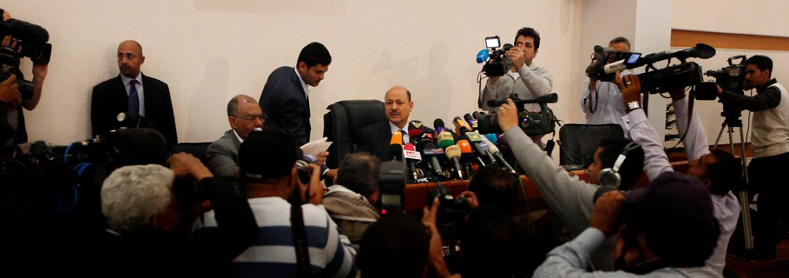 Vize-Ministerpräsident Rschad al-Alimi (M.) bei der Pressekonferenz in Sanaa.
