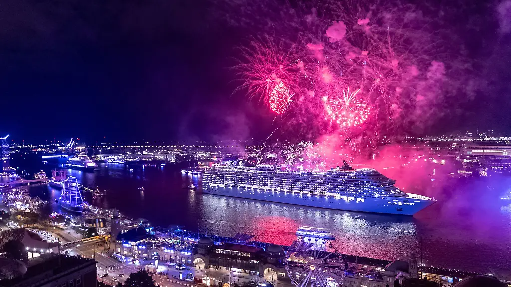 Grosse-Parade-und-Feuerwerk-am-Samstag-haben-Tausende-Menschen-dem-Hoehepunkt-der-Cruise-Days-genossen