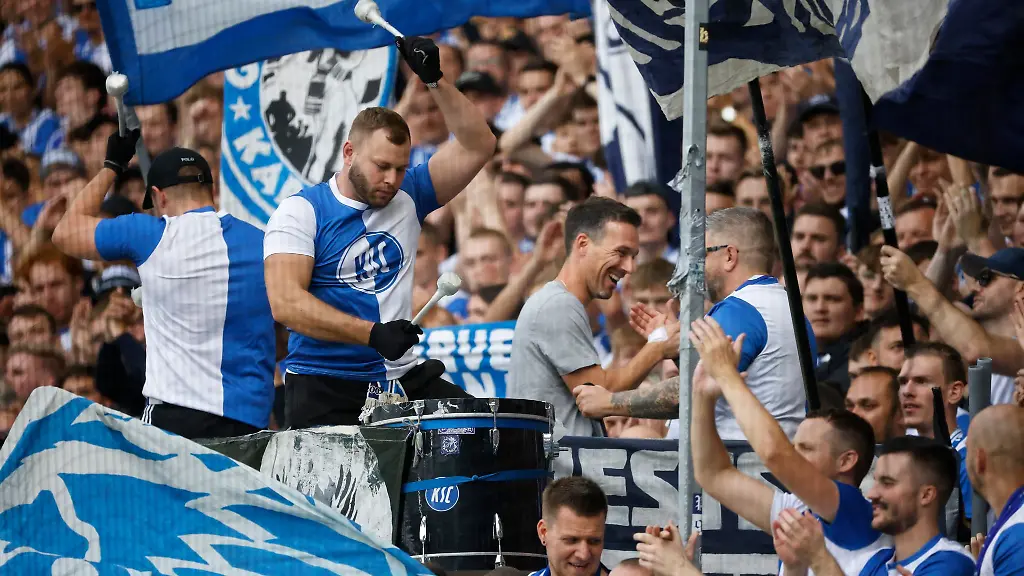 Nach-dem-Sieg-gegen-Nuernberg-baten-die-KSC-Fans-Trainer-Christian-Eichner-in-die-Kurve