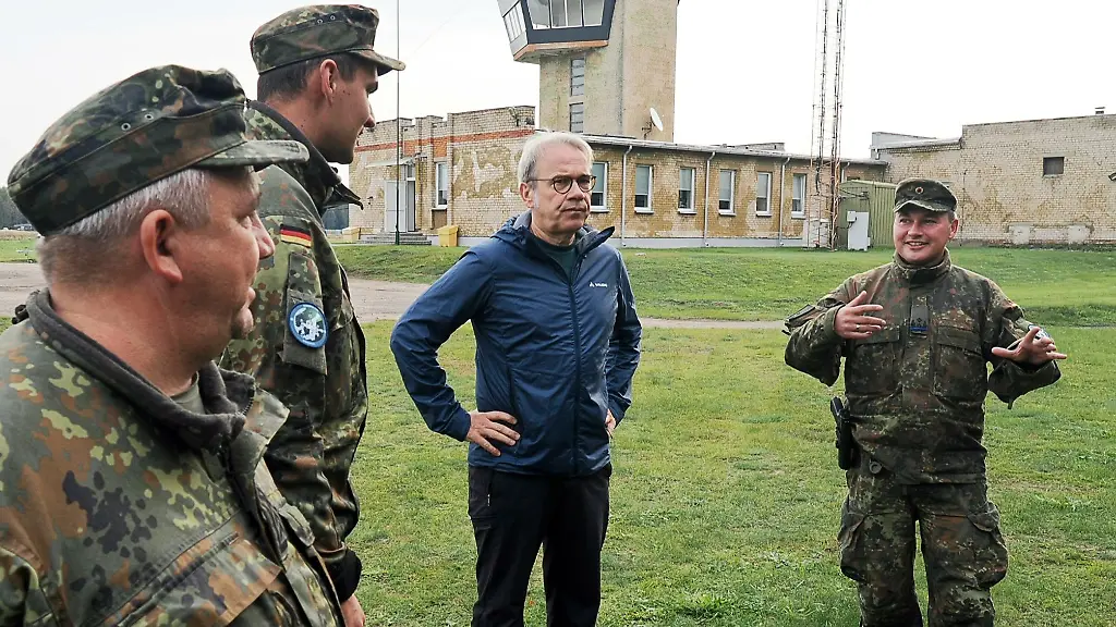 Innenminister-Georg-Maier-besuchte-am-Wochenende-Thueringer-Soldatinnen-und-Soldaten-in-Litauen-Sie-nehmen-an-der-Brigadeuebung-Grand-Eagle-teil