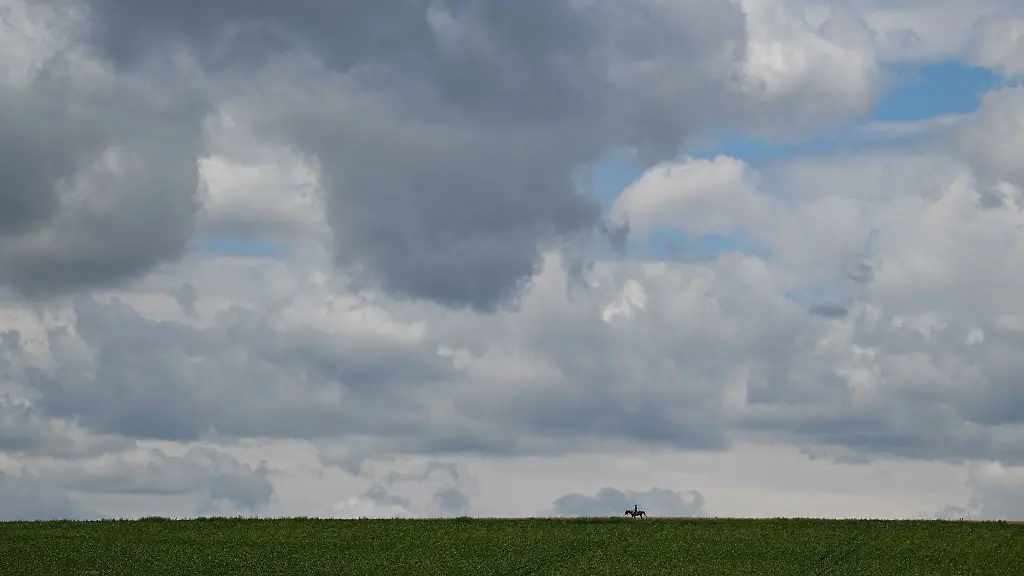 Blauer-Himmel-ist-zum-Wochenstart-selten