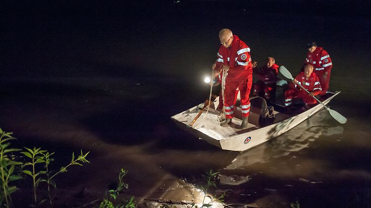 Nachts suchen die Einsatzkräfte das vermeintliche Krokodil.