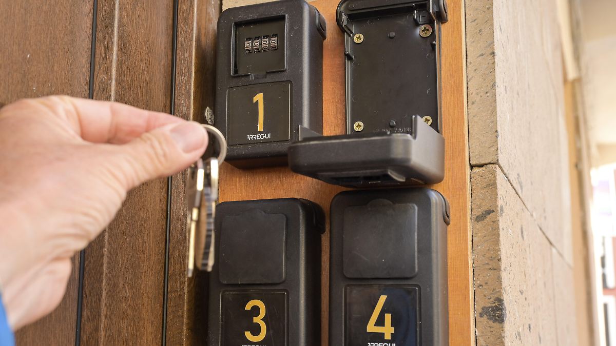 Geliebt-verboten-beschmiert-Schl-sselboxen-polarisieren-Europas-Touristenst-dte