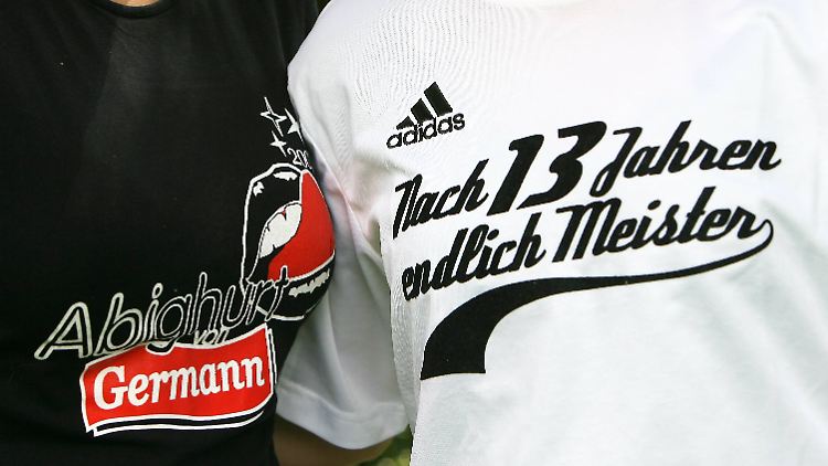 Jugendliche mit Abi-T-Shirts.