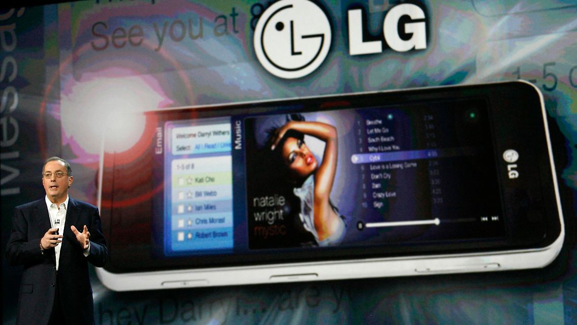 Intel-Chef Paul Otellini präsentiert das mit einem Intel-Chip ausgestattete LG-Handy.