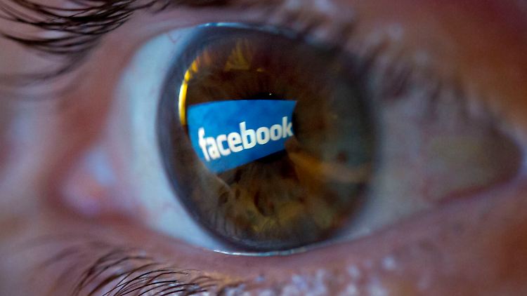 Der Blick auf Facebook soll der Polizei helfen.