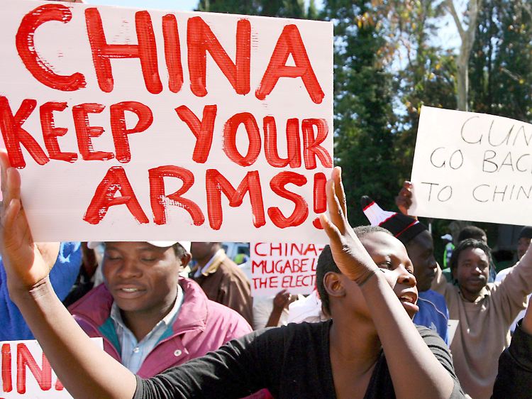 Für China ist Afrika ein bedeutender Rohstoff- und Absatzmarkt - nicht nur für harmlose Konsumgüter, sondern auch für Waffen.