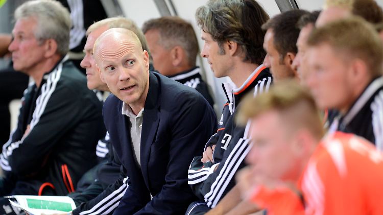 Knapper Sieg zum Einstand: Matthias Sammer auf der Bank des FC Bayern.