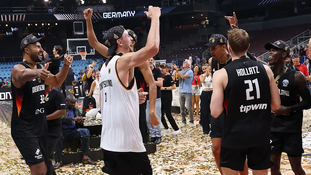 Die-Basketballer-feiern-Gold-bei-der-EM