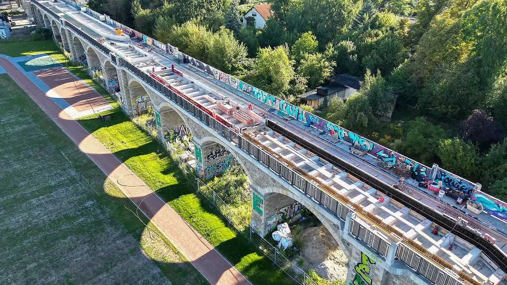 Das-Sellerhaeuser-Viadukt-Die-ueber-100-Jahre-alte-Eisenbahnbruecke-wird-Teil-des-Parkbogens-Ost-in-Leipzig