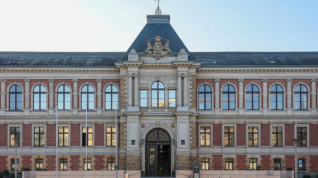 Ein-Vater-soll-versucht-haben-seine-Soehne-mit-Autoabgasen-zu-toeten-jetzt-hat-der-Prozess-gegen-den-Mann-begonnen