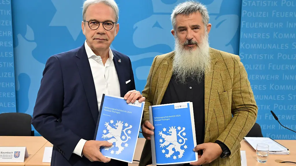 Thueringens-Innenminister-Georg-Maier-SPD-und-der-Praesident-des-Landesverfassungsschutzes-Stephan-Kramer-r-stellen-den-neuen-Verfassungsschutzbericht-vor