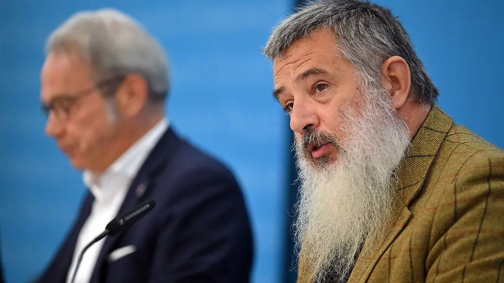 Thueringens-Innenminister-Georg-Maier-SPD-und-der-Praesident-des-Landesverfassungsschutzes-Stephan-Kramer-r-stellen-den-neuen-Verfassungsschutzbericht-vor