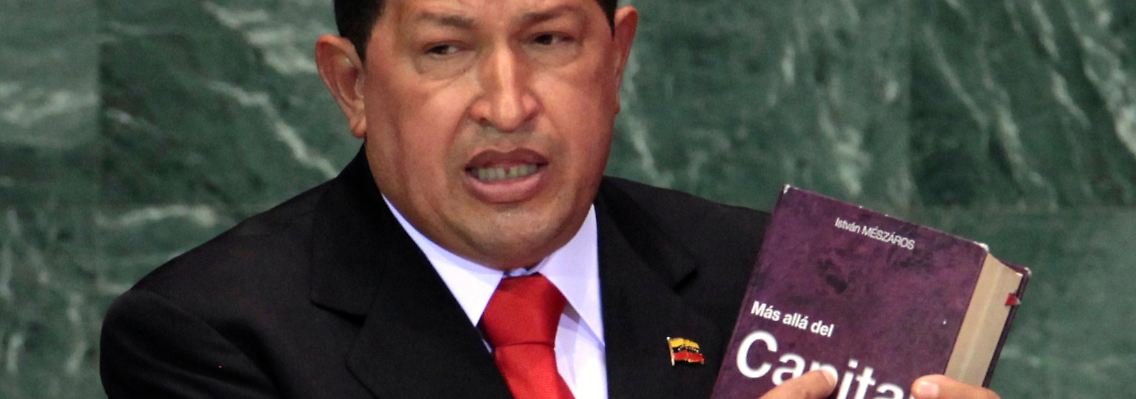 Schimpft auf den Kapitalismus, verdient aber kräftig daran: Präsident Hugo Chavez im September 2009 mit Lektüreempfehlung vor der Uno in New York.