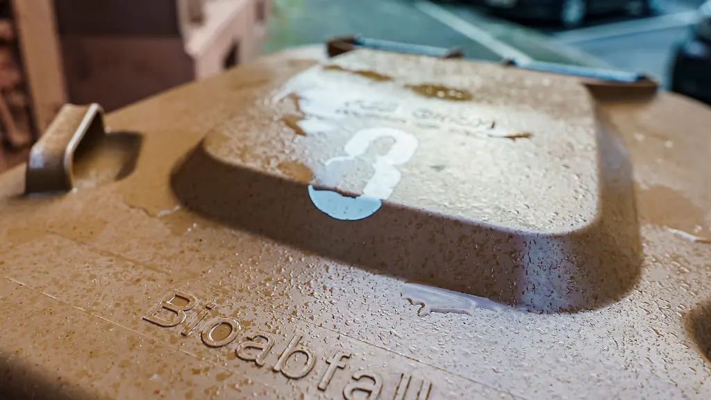 In-einigen-Kommunen-werden-die-Biotonnen-durch-die-Muellabfuhr-kontrolliert