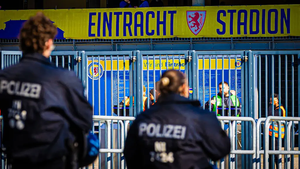 Polizei-Einsatz-beim-Zweitliga-Derby-zwischen-Braunschweig-und-Hannover