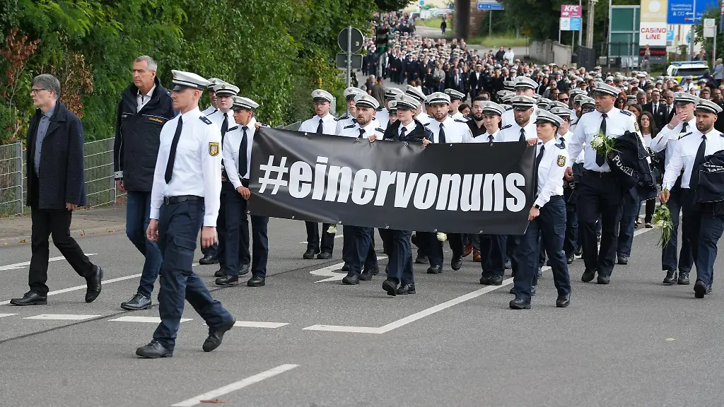 Polizisten-gehen-bei-der-Kundgebung-gegen-Gewalt-auf-die-Strasse-Archivbild