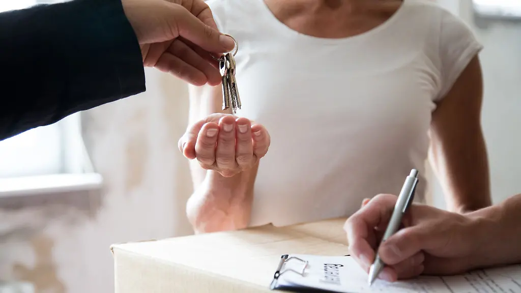 Schluesseluebergabe-und-nicht-selten-schwingt-bei-Vermietern-die-Unsicherheit-mit-Habe-ich-mich-fuer-den-richtigen-Bewerber-entschieden