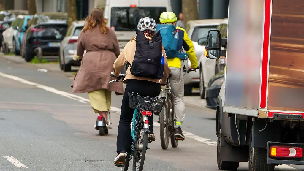 Autofahrer-draengen-Radfahrer-ab