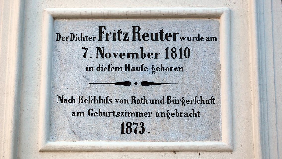 "Nach Beschluss von Rath und Bürgerschaft": Diese Gedenktafel wurde noch zu Fritz Reuters Lebzeiten am früheren Rathaus von Stavenhagen angebracht.