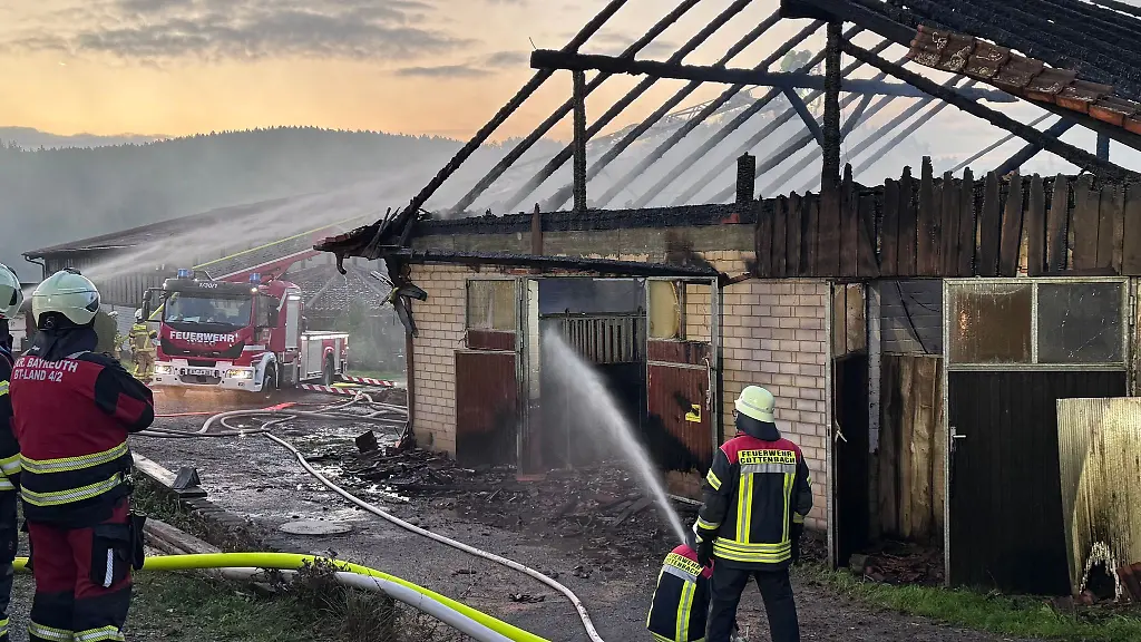 Stundenlang-waren-die-Feuerwehrleute-im-Einsatz-um-den-Brand-zu-loeschen