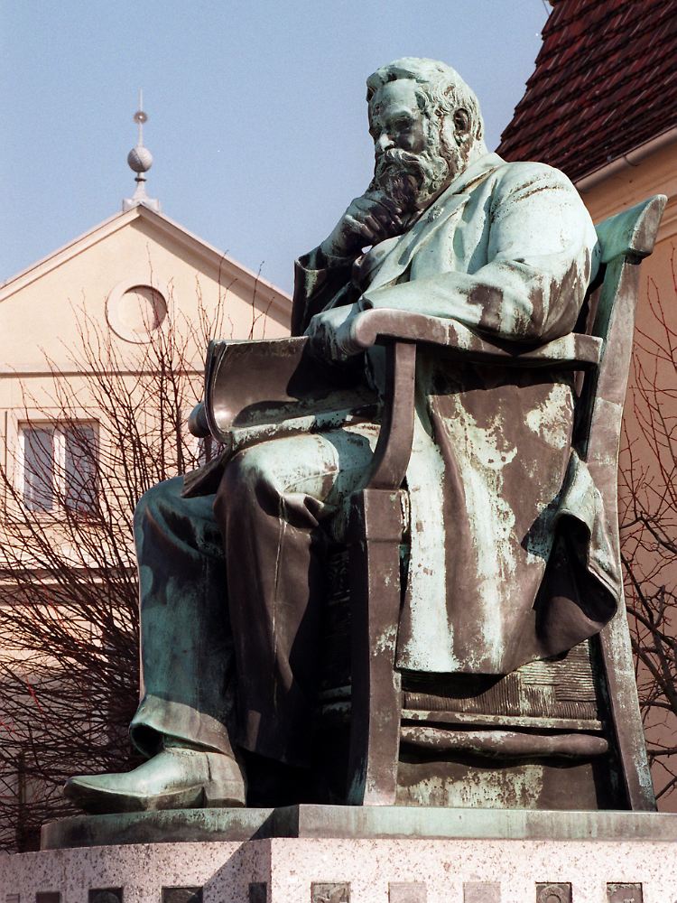 Das Denkmal Fritz Reuters steht vor seinem Geburtshaus, dem Fritz-Reuter-Literaturmuseum.