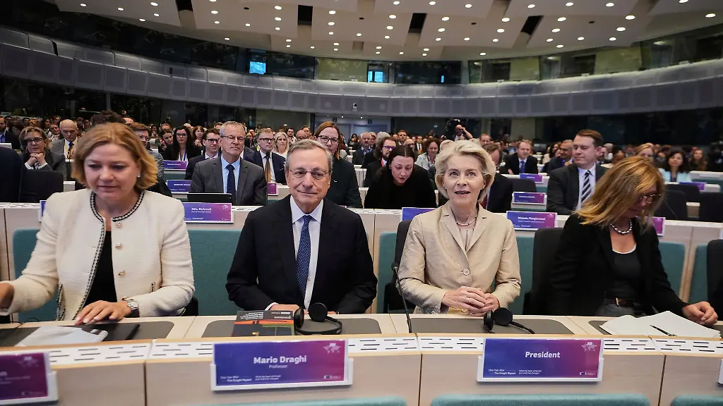 Mario-Draghi-M-l-und-Ursula-von-der-Leyen-M-r-in-Bruessel-Vor-fast-genau-einem-Jahr-hat-der-fruehere-EZB-Chef-seinen-Bericht-ueber-Europas-Wettbewerbsfaehigkeit-vorgestellt