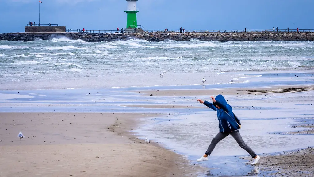 Vielerorts-gab-es-am-Ostseestrand-am-Dienstag-wegen-ablandigen-Windes-mehr-Platz