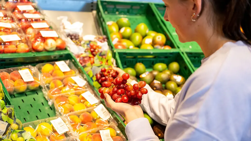 Naschen-verboten-Grundsaetzlich-duerfen-Waren-im-Supermarkt-nicht-vor-dem-Kauf-gekostet-werden