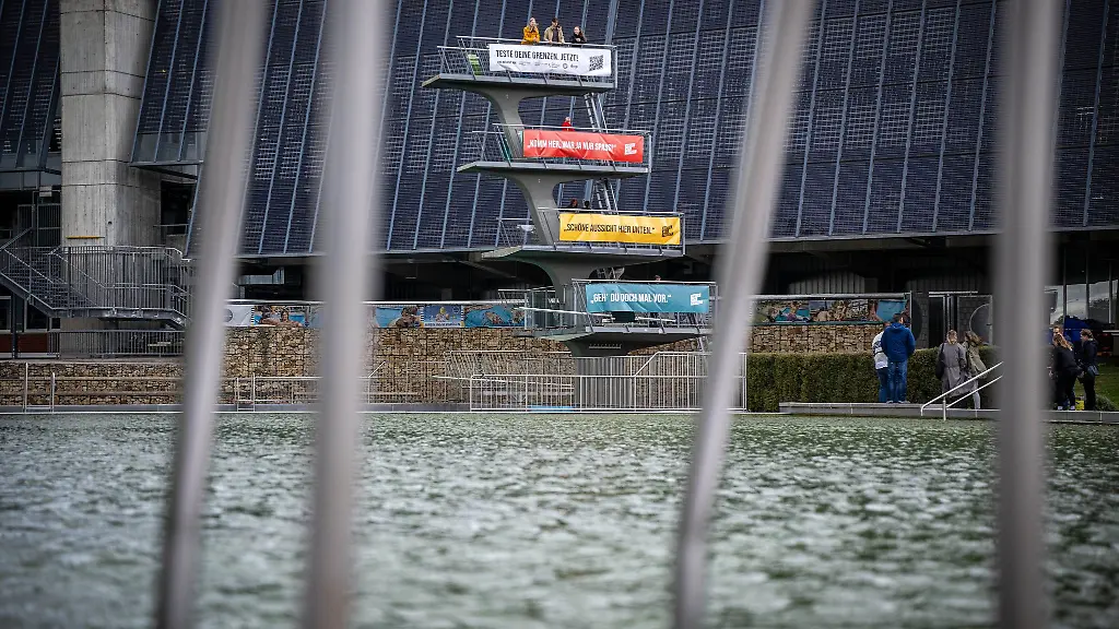 An-Bremer-Sportstaetten-wie-dem-Stadionbad-haengen-Plakate-einer-Kampagne-gegen-sexualisierte-Gewalt