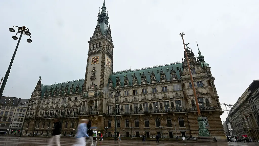 Das-Hamburger-Rathaus-Der-Senat-hat-seinen-Geschaeftsbericht-zum-Haushalt-vorgelegt