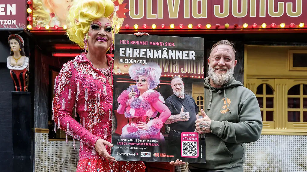 Olivia-Jones-und-Tuersteher-Fabian-Zahrt-zeigen-eines-der-neuen-Plakate