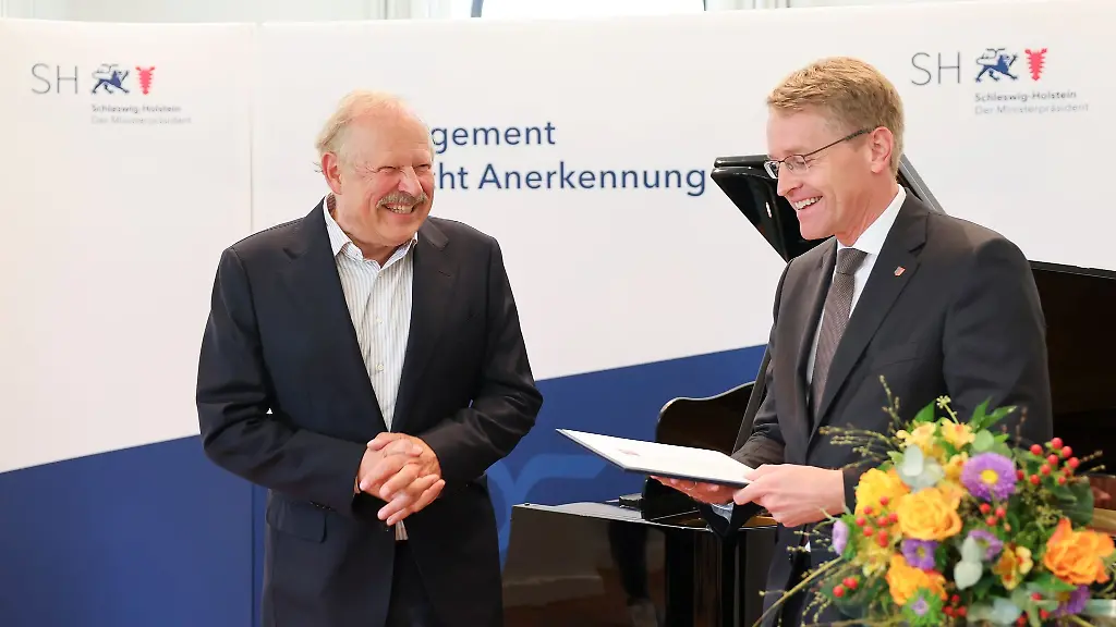 Axel-Milberg-freut-sich-ueber-den-Verdienstorden-des-Landes-aus-der-Hand-des-Ministerpraesidenten