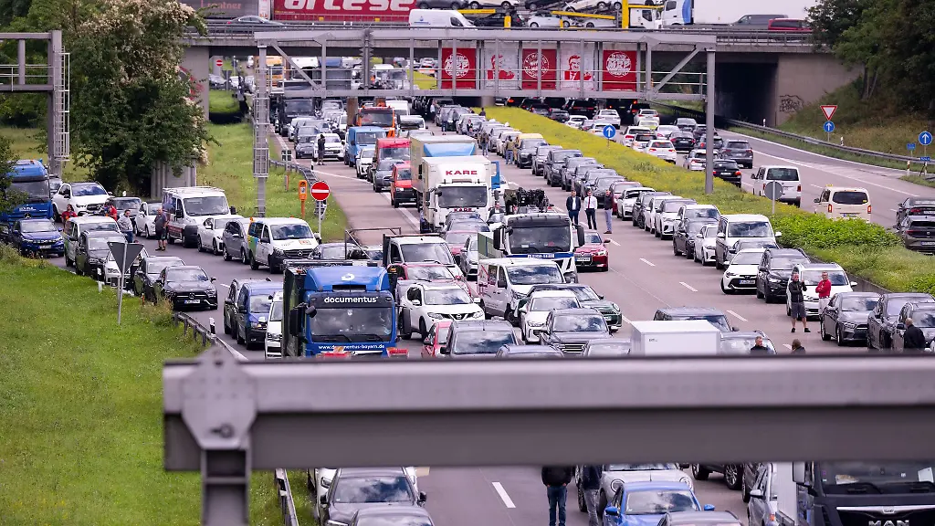 Lange-Staus-bildeten-sich-waehrend-der-bayerischen-Sommerferien-auch-heuer-wieder-Symbolbild