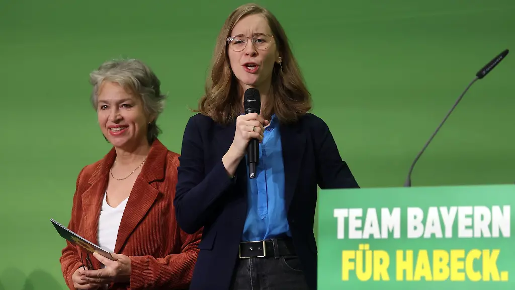Die-Gruenen-Landesvorsitzenden-Gisela-Sengl-l-und-Eva-Lettenbauer-r-im-vergangenen-Dezember-Beide-wollen-im-Oktober-noch-einmal-kandieren