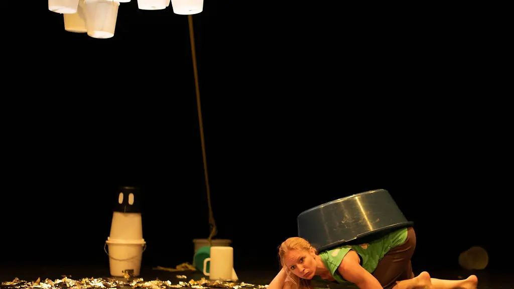 Der-elephant-walk-der-Frankfurter-Tanz-Company-Hennermanns-Horde-setzt-sich-mit-Bewegungen-von-Tieren-auseinander