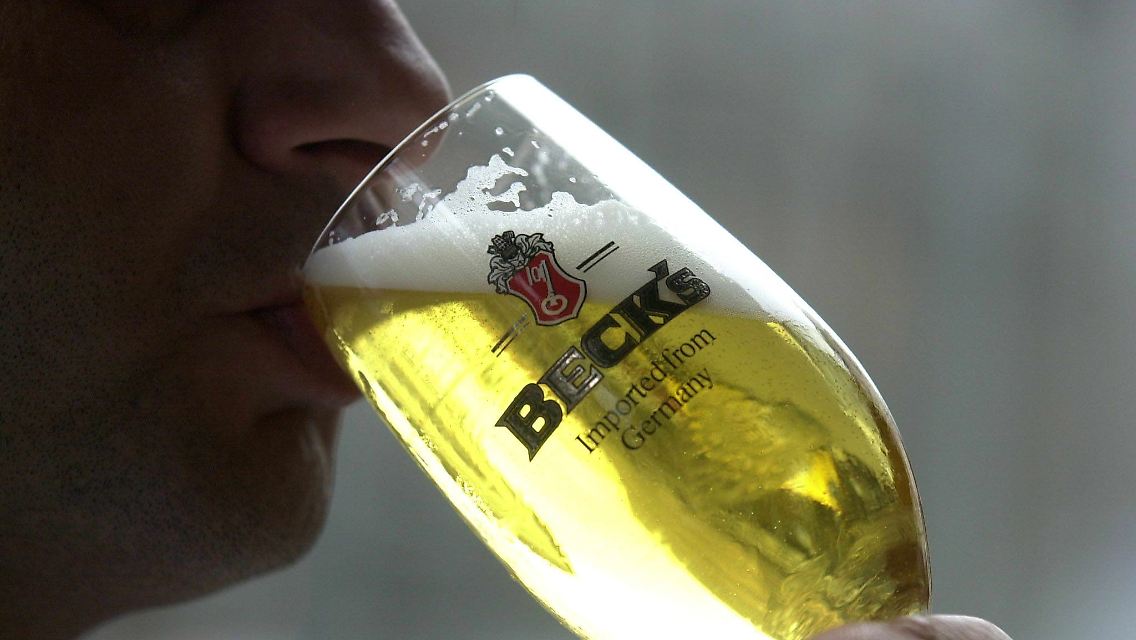 Beck's löscht Männerdurst. Trotz Werbeoffensive, der allgemeine Bierdurst lässt immer mehr nach.