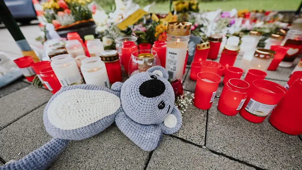 Menschen-legten-Blumen-und-Kerzen-auf-dem-abgesperrten-Parkplatz-in-Niedernhall-nieder