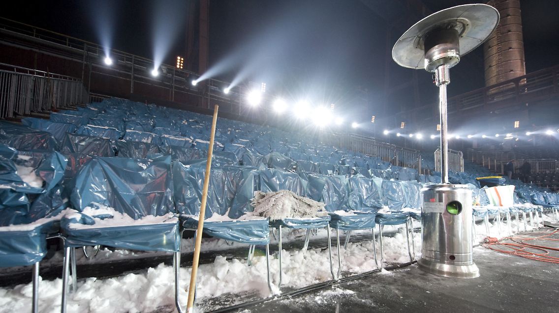 Schnee liegt in Essen auf den Stühlen vor der Bühne, auf der am Samstag unter freiem Himmel die Eröffnung der Kulturhauptstadt Ruhr 2010 stattfinden soll.