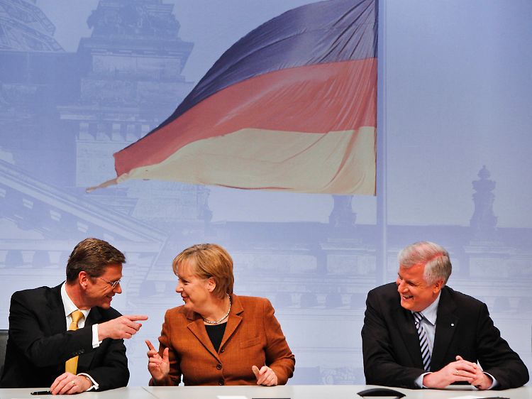 Da wurde noch gespaßt: FDP-Chef Westerwelle, Merkel und CSU-Chef Seehofer bei der Unterzeichnung des Koalitionsvertrags am 26. Oktober.