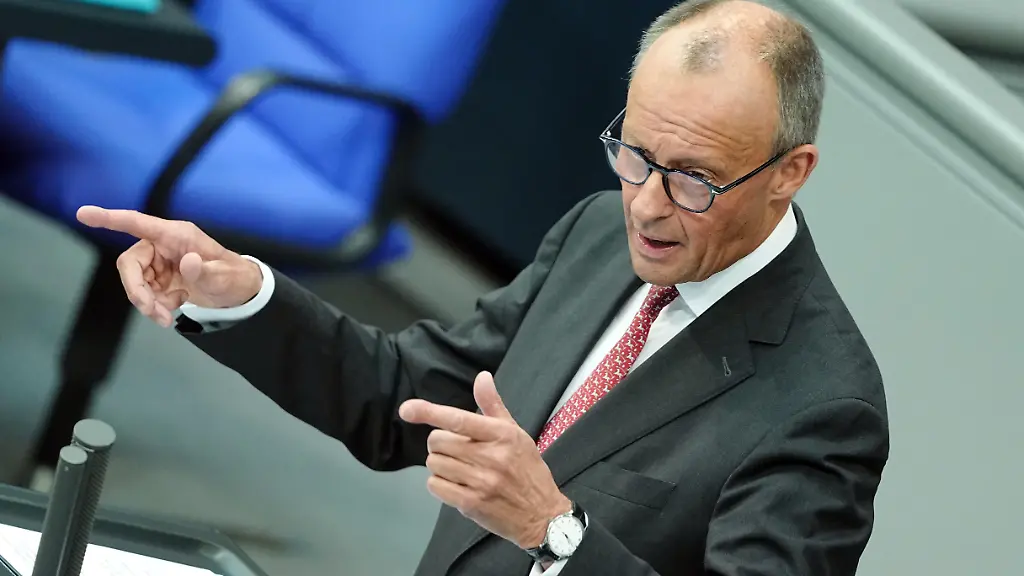 Generaldebatte im Bundestag: Merz lässt Weidel-Tirade abperlen und wendet  sich mit Bitte an Bürger - ntv.de