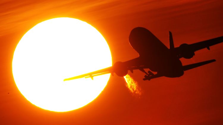 Deutschlands zweitgrößte Fluggesellschaft Air Berlin streicht weitere Strecken an deutschen Flughäfen.