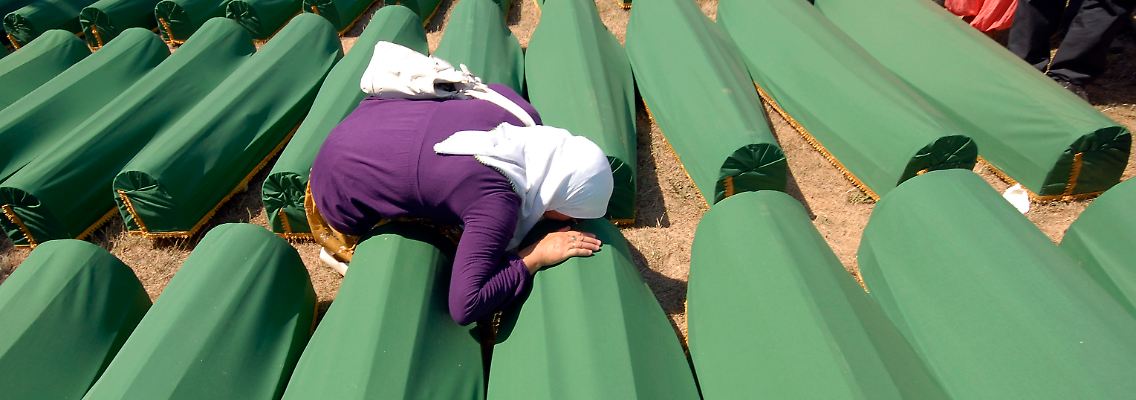 Die Opfer wurden in Massengräbern verscharrt. Noch immer arbeiten Experten daran, alle zu identifizieren.