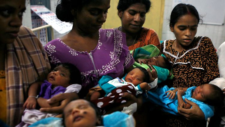 Mütter mit ihren neugeborenen Kindern im indischen Chennai.