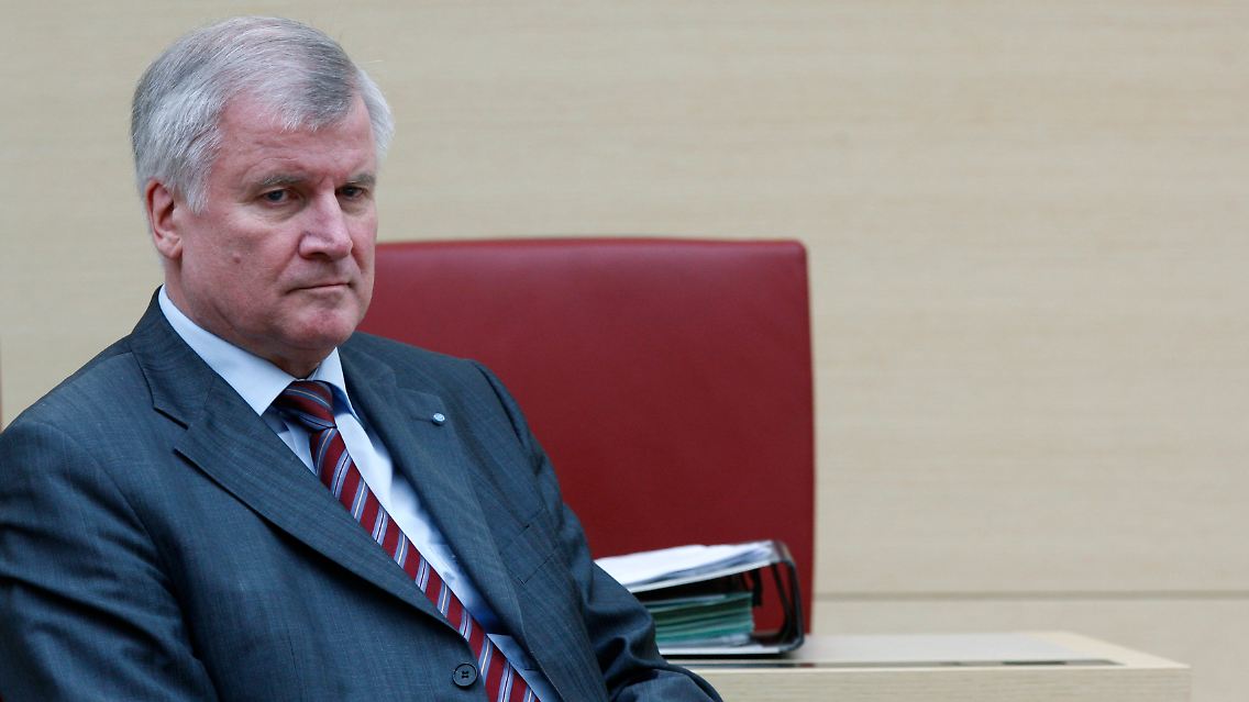 Schwach, aber nicht schwach genug: CSU-Chef Seehofer muss noch nicht um seine Posten fürchten.