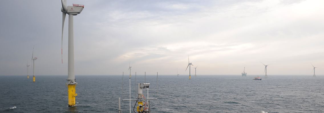 "Alpha Ventus" läuft bereits: Der Blick von der Trafoplattform des ersten deutschen Offshore-Windpark gibt einen Eindruck über die Weitläufigkeit der Anlage in der Deutschen Bucht.