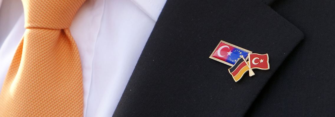 Guido Westerwelle trägt die türkisch-deutsche Freundschaft am Revers.