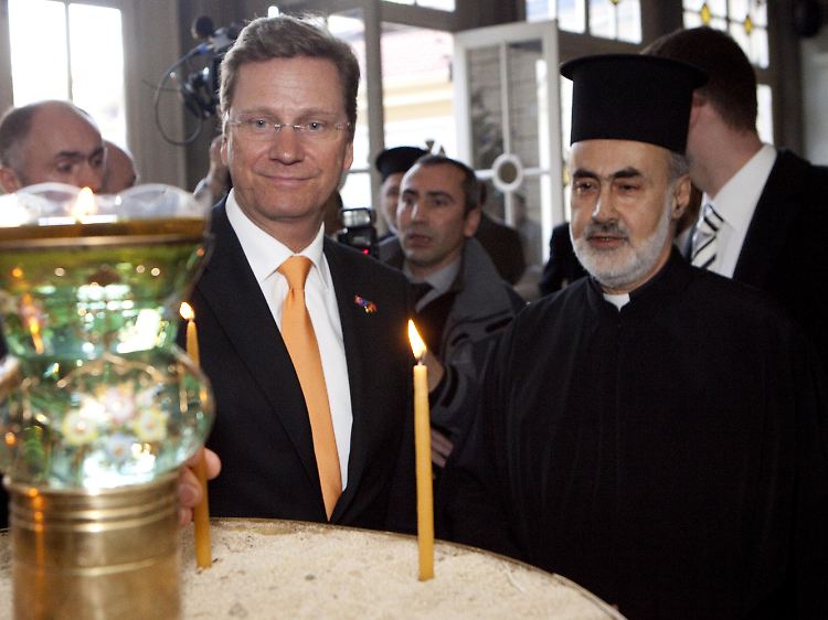 In der griechisch-orthodoxen Georgs-Kathedrale entzündet Westerwelle eine Kerze.