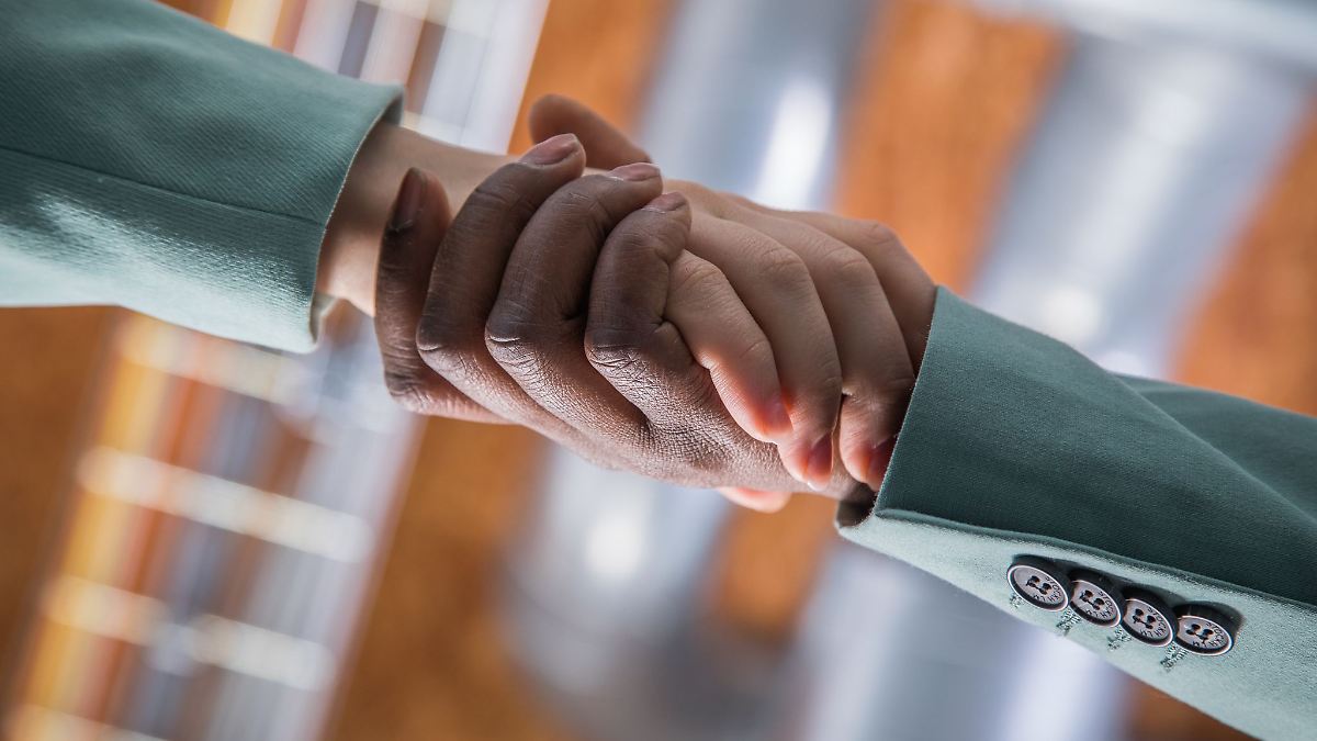 Richtig-ankommen-Guter-Start-Was-in-den-ersten-Wochen-im-neuen-Job-z-hlt